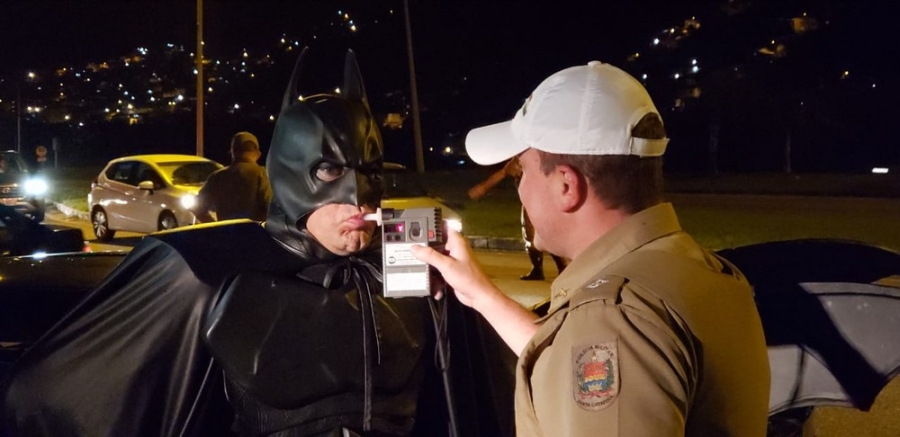 Batman e Homem-Aranha são parados em blitz da Lei Seca - Maisnova FM